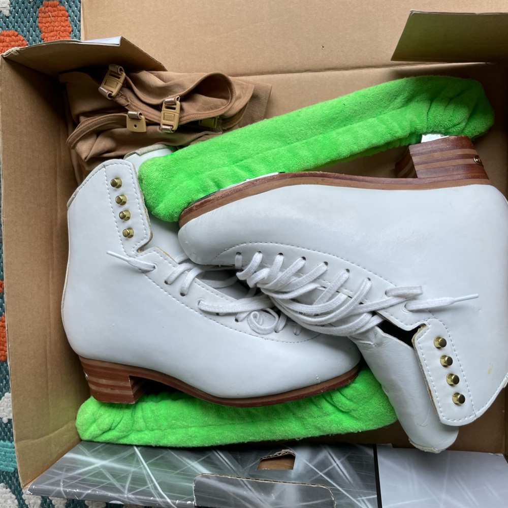 Womens competition ice skates size 5.5